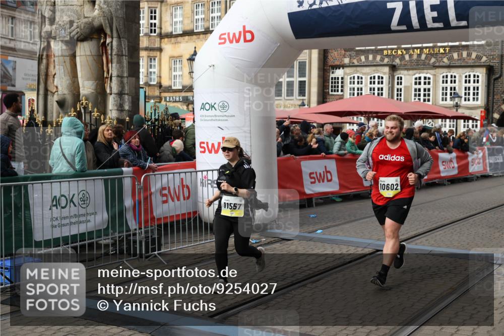 05.10.2025 - 20. swb-Marathon Bremen Yannick Fuchs http://msf.ph/oto/9254027 05.10.2025 11:14:55 Ziel 9303, 10602, 11448, 11557 meine-sportfotos.de