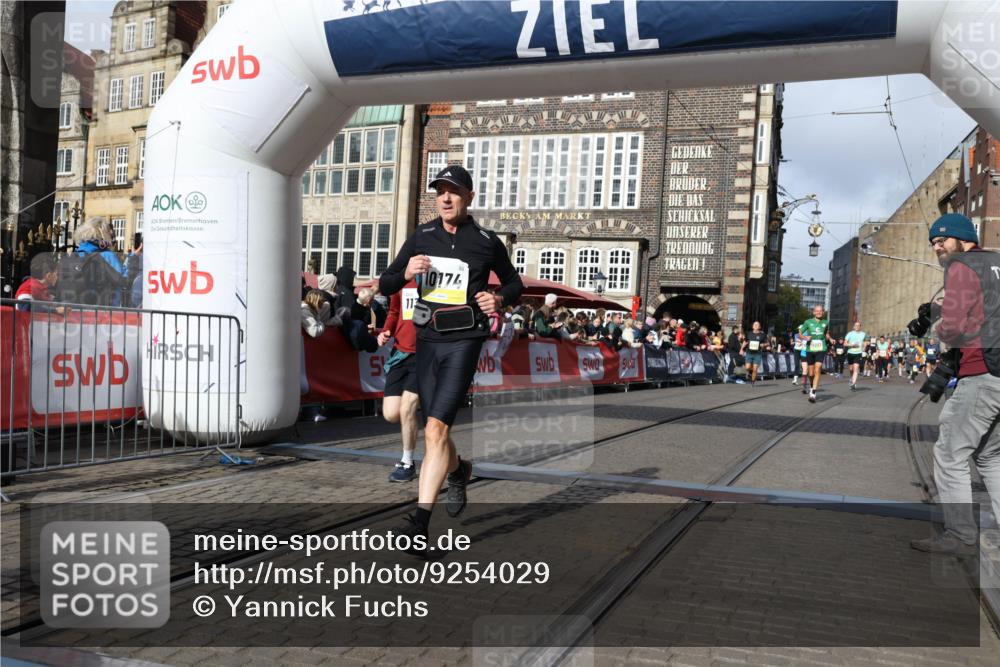 05.10.2025 - 20. swb-Marathon Bremen Yannick Fuchs http://msf.ph/oto/9254029 05.10.2025 10:54:46 Ziel 9367, 10174, 10178, 10296, 10768, 11045, 11089, 11321, 11694 meine-sportfotos.de