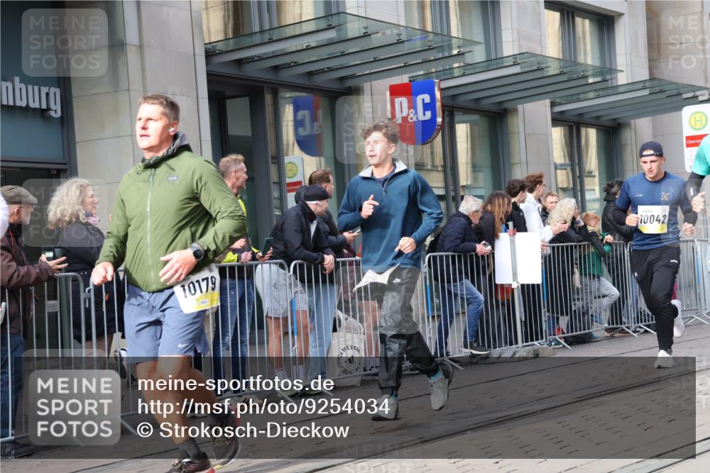 05.10.2025 - 20. swb-Marathon Bremen Strokosch-Dieckow http://msf.ph/oto/9254034 05.10.2025 10:56:08 Ziel 8118, 9258, 9424, 9547, 9783, 9790, 9886, 9932, 10005, 10008, 10028, 10042, 10179, 10191, 10196, 10387, 10424, 10546, 10590, 10648, 10971, 10992, 11100, 11253, 11260, 11364, 11475, 11554, 11571, 11662, 11691, 11723, 8118, 9258, 9424, 9547, 9783, 9790, 9886, 9932, 10005, 10008, 10028, 10042, 10179, 10191, 10196, 10387, 10424, 10546, 10590, 10648, 10971, 10992, 11100, 11253, 11260, 11364, 11475, 11554, 11571, 11662, 11691 meine-sportfotos.de