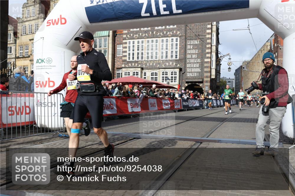 05.10.2025 - 20. swb-Marathon Bremen Yannick Fuchs http://msf.ph/oto/9254038 05.10.2025 10:54:46 Ziel 9367, 10174, 10178, 10296, 10768, 11045, 11089, 11321, 11694 meine-sportfotos.de