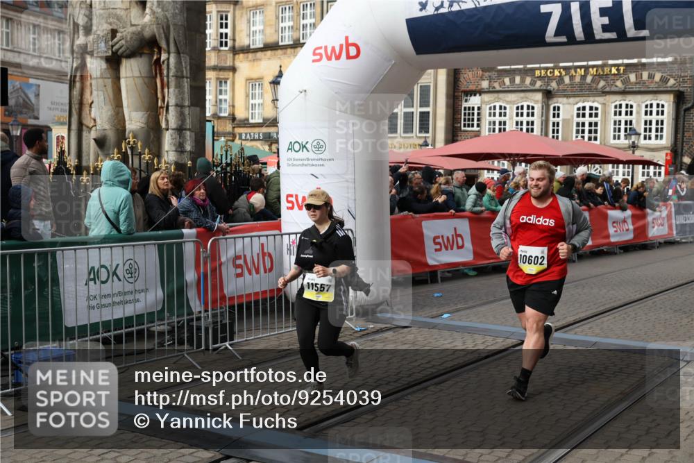05.10.2025 - 20. swb-Marathon Bremen Yannick Fuchs http://msf.ph/oto/9254039 05.10.2025 11:14:55 Ziel 9303, 10602, 11448, 11557 meine-sportfotos.de
