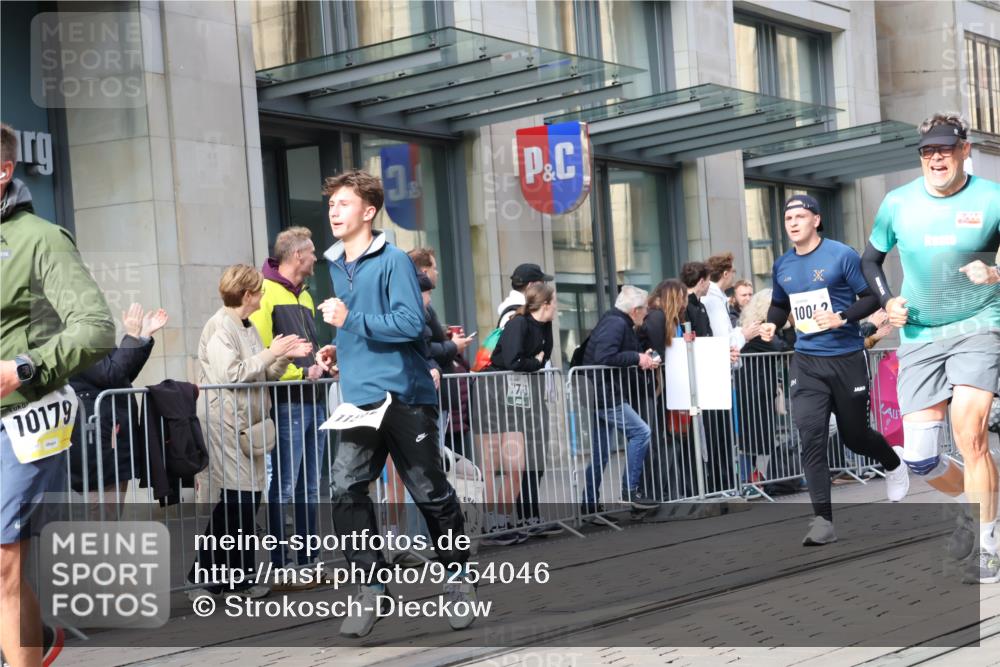 05.10.2025 - 20. swb-Marathon Bremen Strokosch-Dieckow http://msf.ph/oto/9254046 05.10.2025 10:56:09 Ziel 8118, 9424, 9547, 9783, 9790, 9886, 9932, 10005, 10008, 10028, 10042, 10179, 10191, 10196, 10387, 10424, 10546, 10590, 10648, 10971, 11100, 11253, 11260, 11475, 11554, 11571, 11662, 11691, 11723, 8118, 9424, 9547, 9783, 9790, 9886, 9932, 10005, 10008, 10028, 10042, 10179, 10191, 10196, 10387, 10424, 10546, 10590, 10648, 10971, 11100, 11253, 11260, 11475, 11554, 11571, 11662, 11691 meine-sportfotos.de