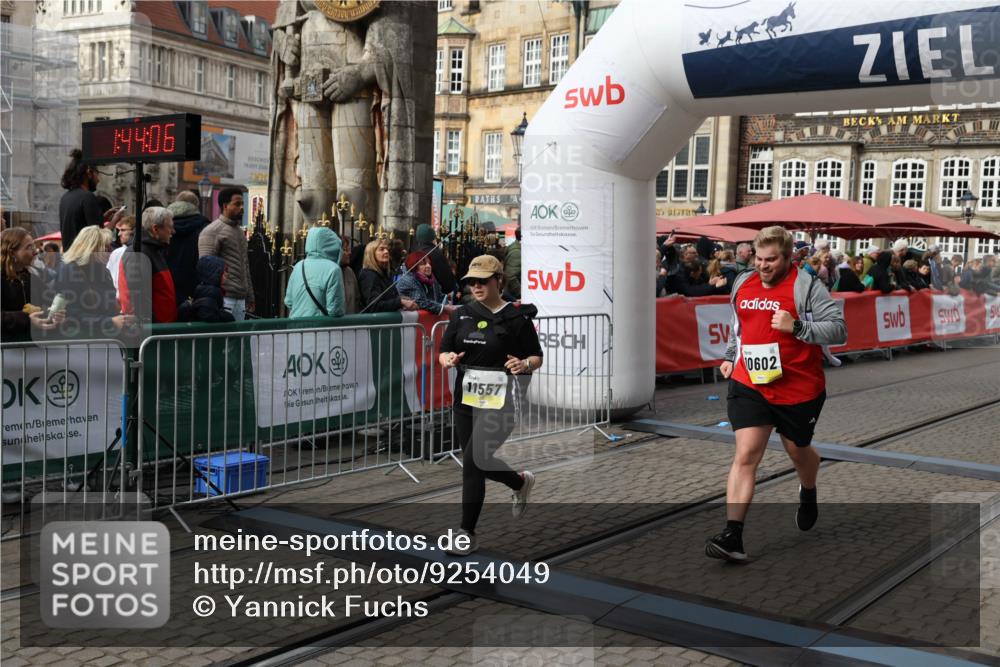 05.10.2025 - 20. swb-Marathon Bremen Yannick Fuchs http://msf.ph/oto/9254049 05.10.2025 11:14:55 Ziel 9303, 10602, 11448, 11557 meine-sportfotos.de