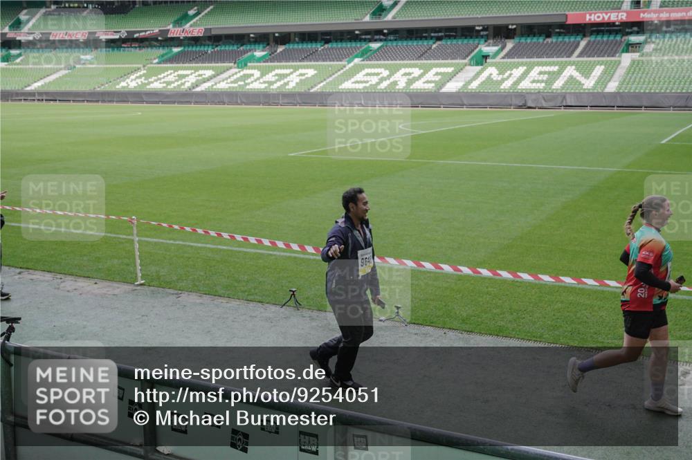 05.10.2025 - 20. swb-Marathon Bremen Michael Burmester http://msf.ph/oto/9254051 05.10.2025 10:42:33 Laufen im Stadion 7069, 8225, 8865, 9212, 9276, 9410, 9481, 9519, 9557, 9648, 9649, 9664, 9680, 9734, 9798, 9815, 9826, 9945, 9972, 9999, 10031, 10074, 10082, 10087, 10189, 10239, 10245, 10248, 10264, 10365, 10366, 10396, 10412, 10415, 10417, 10463, 10499, 10684, 10722, 10815, 10824, 10860, 10861, 10943, 11030, 11056, 11097, 11112, 11126, 11142, 11170, 11172, 11206, 11395, 11473, 11584, 11634, 8533, 9632, 9836, 9837, 9982, 10125, 10148, 10214, 10333, 10706, 10937, 10998 meine-sportfotos.de
