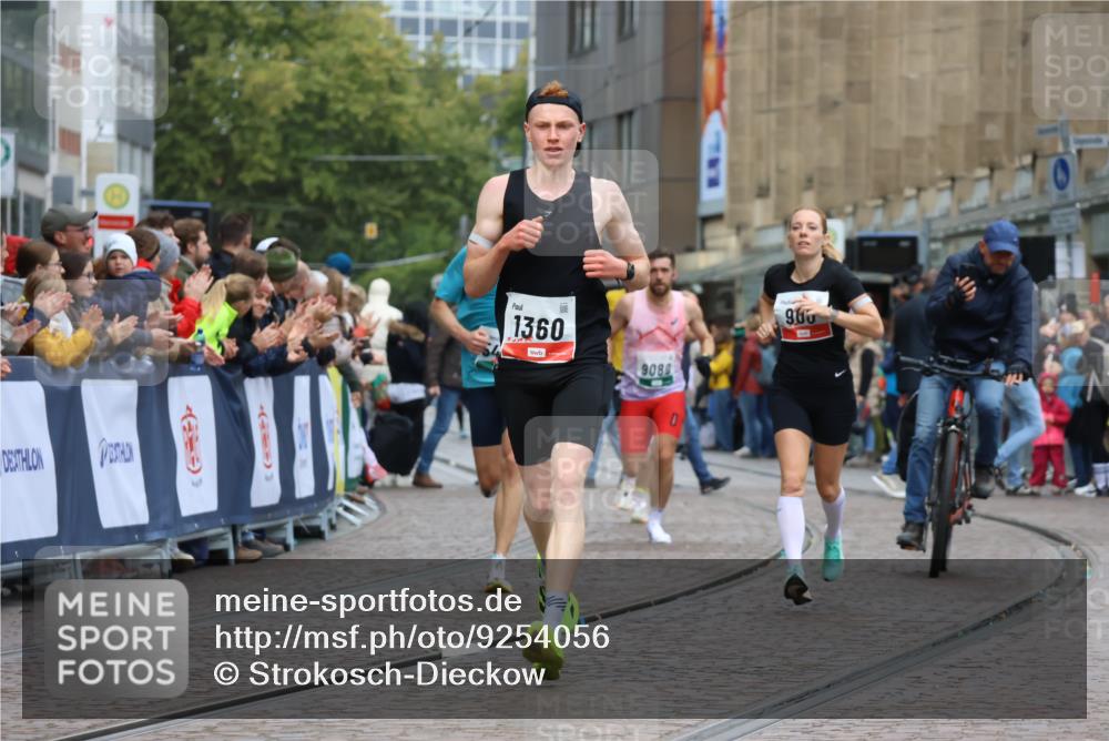 05.10.2025 - 20. swb-Marathon Bremen Strokosch-Dieckow http://msf.ph/oto/9254056 05.10.2025 12:52:05 Ziel 838, 900, 1034, 1360, 5423, 9080 meine-sportfotos.de