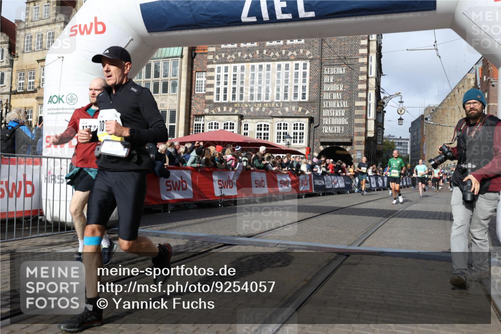 05.10.2025 - 20. swb-Marathon Bremen Yannick Fuchs http://msf.ph/oto/9254057 05.10.2025 10:54:46 Ziel 9367, 10174, 10178, 10296, 10768, 11045, 11089, 11321, 11694 meine-sportfotos.de