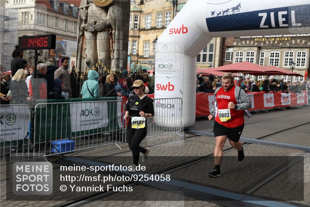 05.10.2025 - 20. swb-Marathon Bremen Yannick Fuchs http://msf.ph/oto/9254058 05.10.2025 11:14:55 Ziel 9303, 10602, 11448, 11557 meine-sportfotos.de