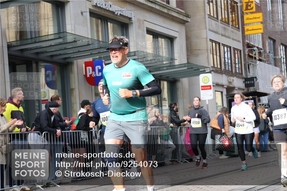 05.10.2025 - 20. swb-Marathon Bremen Strokosch-Dieckow http://msf.ph/oto/9254073 05.10.2025 10:56:10 Ziel 8118, 9424, 9547, 9783, 9790, 9886, 9932, 10005, 10008, 10028, 10042, 10179, 10191, 10196, 10387, 10424, 10546, 10590, 10644, 10648, 10683, 10971, 11100, 11253, 11260, 11475, 11554, 11571, 11662, 11691, 11723, 8118, 9424, 9547, 9783, 9790, 9886, 9932, 10005, 10008, 10028, 10042, 10179, 10191, 10196, 10387, 10424, 10546, 10590, 10644, 10648, 10683, 10971, 11100, 11253, 11260, 11475, 11554, 11571, 11662, 11691 meine-sportfotos.de