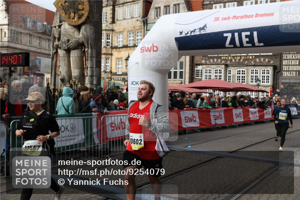 05.10.2025 - 20. swb-Marathon Bremen Yannick Fuchs http://msf.ph/oto/9254079 05.10.2025 11:14:56 Ziel 9303, 10602, 11448, 11557 meine-sportfotos.de