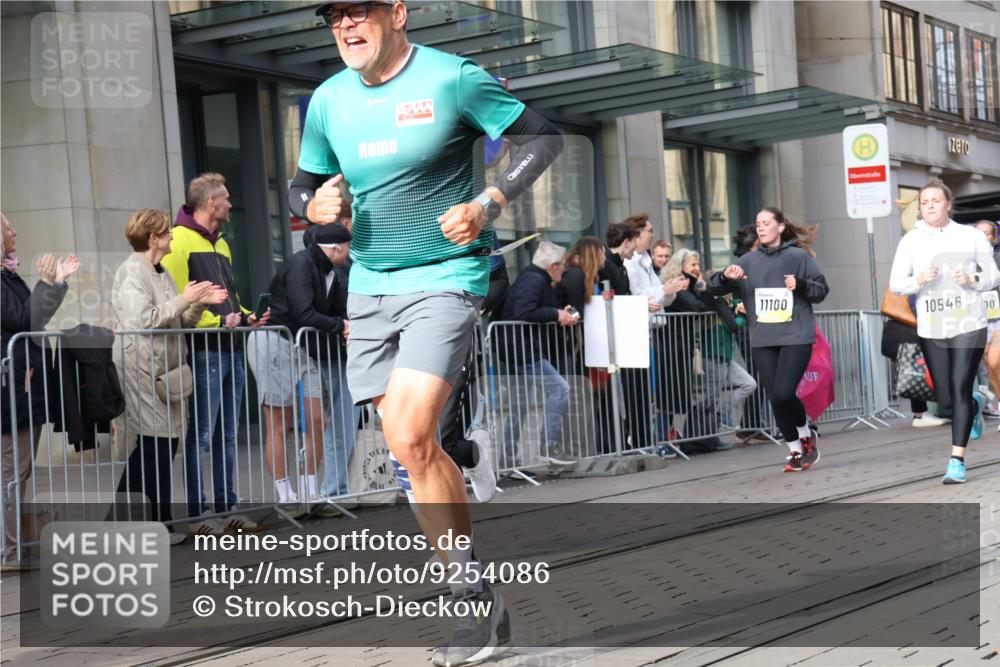 05.10.2025 - 20. swb-Marathon Bremen Strokosch-Dieckow http://msf.ph/oto/9254086 05.10.2025 10:56:10 Ziel 8118, 9424, 9547, 9783, 9790, 9886, 9932, 10005, 10008, 10028, 10042, 10179, 10191, 10196, 10387, 10424, 10546, 10590, 10644, 10648, 10683, 10971, 11100, 11253, 11260, 11475, 11554, 11571, 11662, 11691, 11723, 8118, 9424, 9547, 9783, 9790, 9886, 9932, 10005, 10008, 10028, 10042, 10179, 10191, 10196, 10387, 10424, 10546, 10590, 10644, 10648, 10683, 10971, 11100, 11253, 11260, 11475, 11554, 11571, 11662, 11691 meine-sportfotos.de