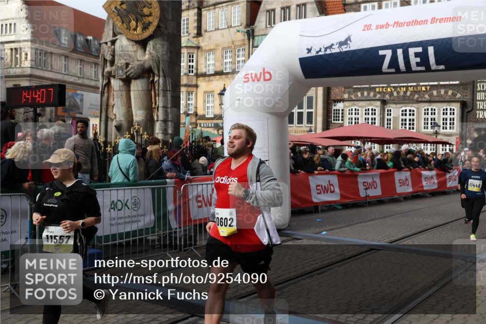 05.10.2025 - 20. swb-Marathon Bremen Yannick Fuchs http://msf.ph/oto/9254090 05.10.2025 11:14:56 Ziel 9303, 10602, 11448, 11557 meine-sportfotos.de