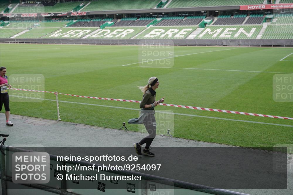 05.10.2025 - 20. swb-Marathon Bremen Michael Burmester http://msf.ph/oto/9254097 05.10.2025 10:42:36 Laufen im Stadion 7069, 8225, 8865, 9212, 9276, 9288, 9410, 9476, 9481, 9519, 9557, 9648, 9664, 9680, 9734, 9798, 9815, 9826, 9945, 9972, 9999, 10031, 10074, 10082, 10087, 10189, 10239, 10245, 10248, 10264, 10365, 10366, 10396, 10412, 10415, 10417, 10463, 10499, 10684, 10824, 10860, 10861, 10943, 11030, 11056, 11073, 11097, 11112, 11126, 11142, 11170, 11172, 11206, 11395, 11584, 11634, 8533, 9632, 9836, 9837, 9982, 10125, 10148, 10214, 10333, 10706, 10937, 10998 meine-sportfotos.de