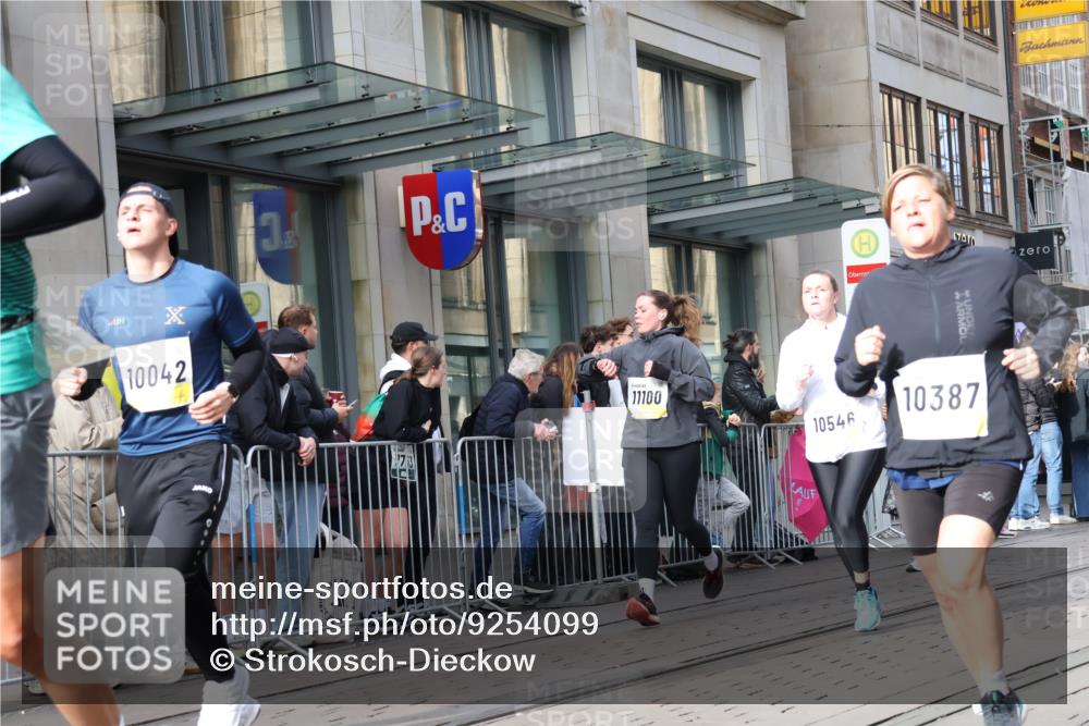 05.10.2025 - 20. swb-Marathon Bremen Strokosch-Dieckow http://msf.ph/oto/9254099 05.10.2025 10:56:11 Ziel 8118, 9266, 9424, 9547, 9783, 9790, 9886, 9932, 10005, 10008, 10028, 10042, 10059, 10179, 10191, 10196, 10387, 10424, 10546, 10590, 10644, 10648, 10683, 10971, 11100, 11253, 11260, 11475, 11571, 11662, 11691, 11723, 8118, 9266, 9424, 9547, 9783, 9790, 9886, 9932, 10005, 10008, 10028, 10042, 10059, 10179, 10191, 10196, 10387, 10424, 10546, 10590, 10644, 10648, 10683, 10971, 11100, 11253, 11260, 11475, 11571, 11662, 11691 meine-sportfotos.de