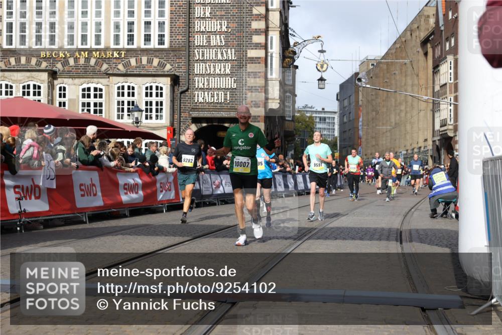 05.10.2025 - 20. swb-Marathon Bremen Yannick Fuchs http://msf.ph/oto/9254102 05.10.2025 10:54:49 Ziel 9282, 9295, 9591, 10007, 10174, 11321, 11694 meine-sportfotos.de