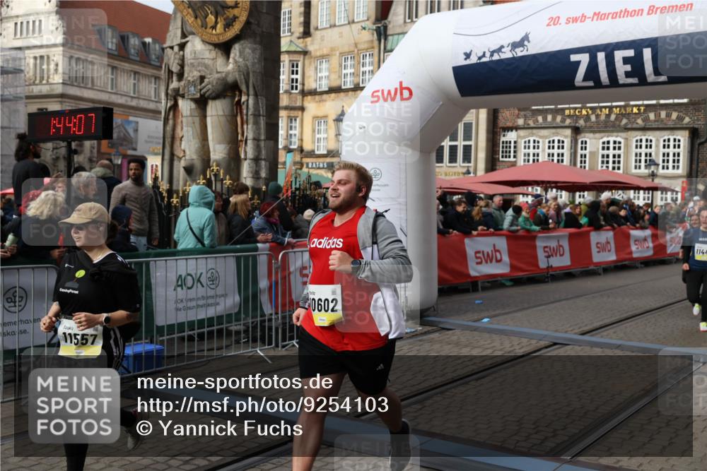 05.10.2025 - 20. swb-Marathon Bremen Yannick Fuchs http://msf.ph/oto/9254103 05.10.2025 11:14:56 Ziel 9303, 10602, 11448, 11557 meine-sportfotos.de