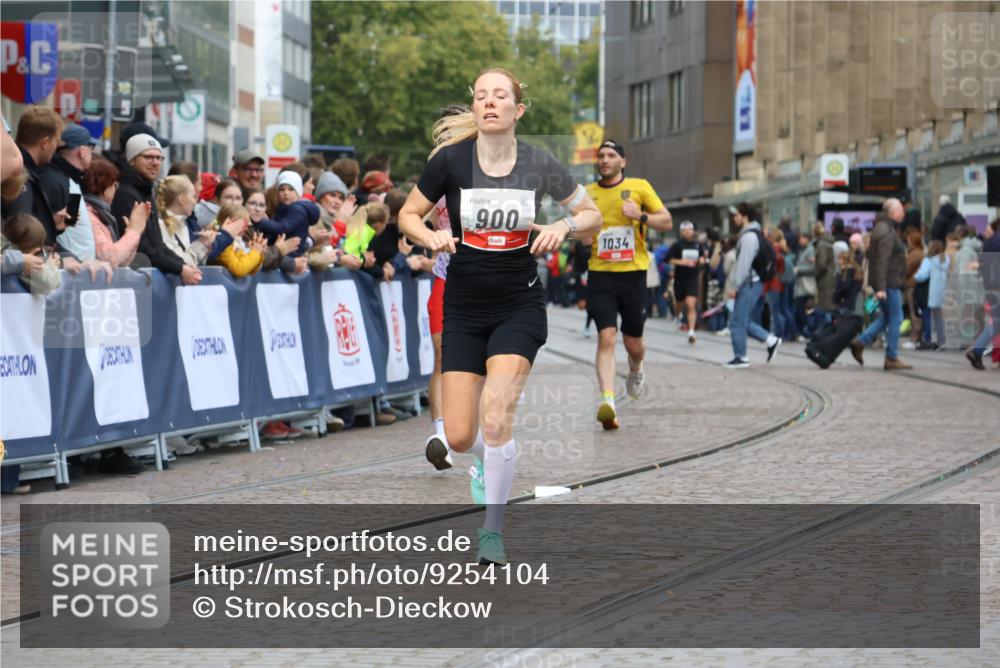 05.10.2025 - 20. swb-Marathon Bremen Strokosch-Dieckow http://msf.ph/oto/9254104 05.10.2025 12:52:08 Ziel 900, 1034, 1360, 5423, 9080 meine-sportfotos.de