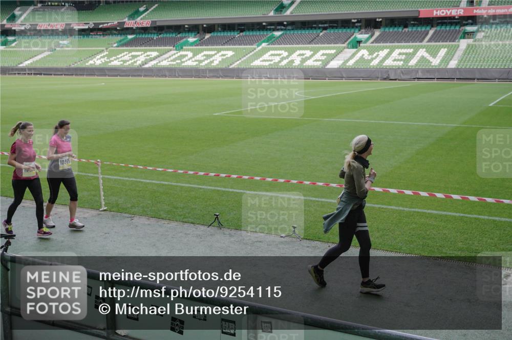 05.10.2025 - 20. swb-Marathon Bremen Michael Burmester http://msf.ph/oto/9254115 05.10.2025 10:42:36 Laufen im Stadion 7069, 8225, 8865, 9212, 9276, 9288, 9410, 9476, 9481, 9519, 9557, 9648, 9664, 9680, 9734, 9798, 9815, 9826, 9945, 9972, 9999, 10031, 10074, 10082, 10087, 10189, 10239, 10245, 10248, 10264, 10365, 10366, 10396, 10412, 10415, 10417, 10463, 10499, 10684, 10824, 10860, 10861, 10943, 11030, 11056, 11073, 11097, 11112, 11126, 11142, 11170, 11172, 11206, 11395, 11584, 11634, 8533, 9632, 9836, 9837, 9982, 10125, 10148, 10214, 10333, 10706, 10937, 10998 meine-sportfotos.de