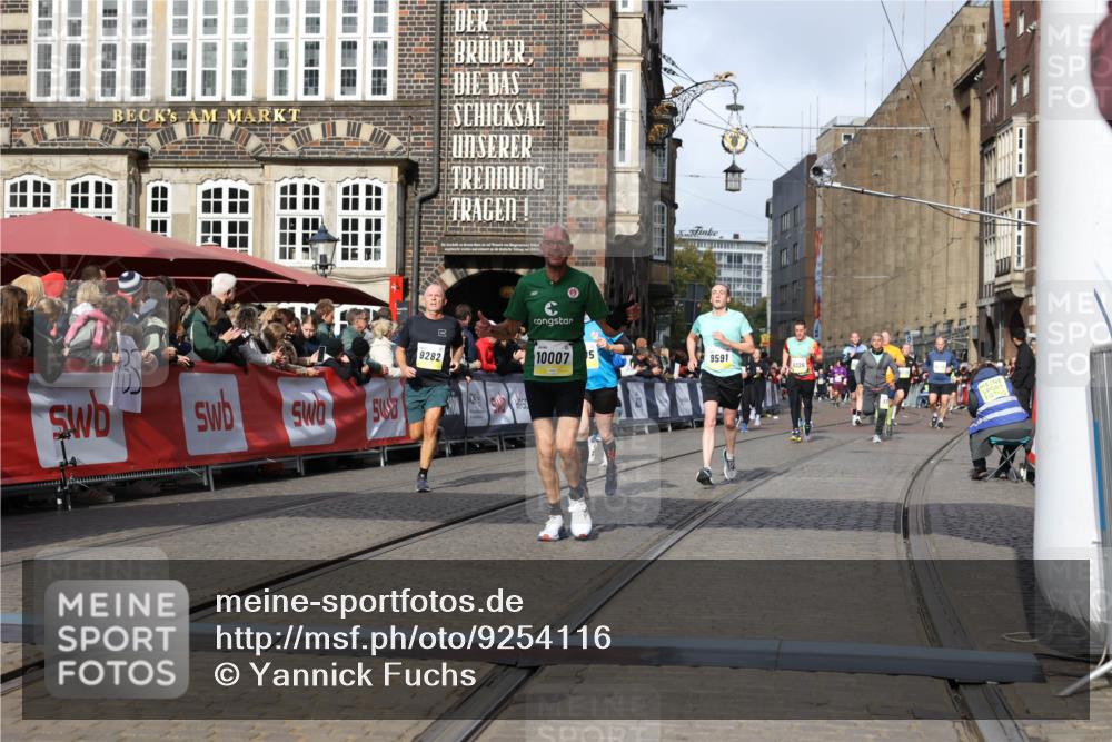 05.10.2025 - 20. swb-Marathon Bremen Yannick Fuchs http://msf.ph/oto/9254116 05.10.2025 10:54:49 Ziel 9282, 9295, 9591, 10007, 10174, 11321, 11694 meine-sportfotos.de