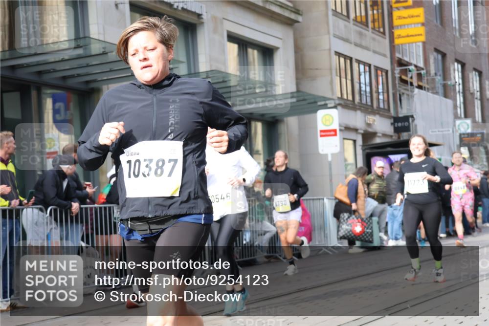 05.10.2025 - 20. swb-Marathon Bremen Strokosch-Dieckow http://msf.ph/oto/9254123 05.10.2025 10:56:11 Ziel 8118, 9266, 9424, 9547, 9783, 9790, 9886, 9932, 10005, 10008, 10028, 10042, 10059, 10179, 10191, 10196, 10387, 10424, 10546, 10590, 10644, 10648, 10683, 10971, 11100, 11253, 11260, 11475, 11571, 11662, 11691, 11723, 8118, 9266, 9424, 9547, 9783, 9790, 9886, 9932, 10005, 10008, 10028, 10042, 10059, 10179, 10191, 10196, 10387, 10424, 10546, 10590, 10644, 10648, 10683, 10971, 11100, 11253, 11260, 11475, 11571, 11662, 11691 meine-sportfotos.de