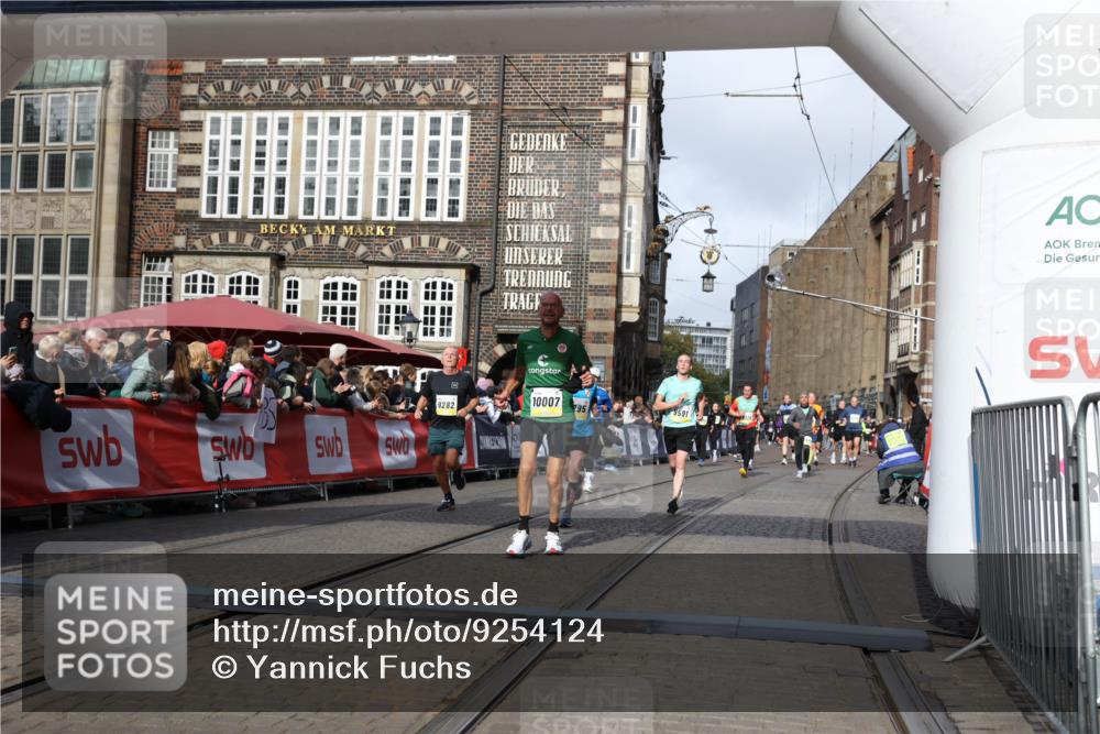05.10.2025 - 20. swb-Marathon Bremen Yannick Fuchs http://msf.ph/oto/9254124 05.10.2025 10:54:49 Ziel 9282, 9295, 9591, 10007, 10174, 11321, 11694 meine-sportfotos.de