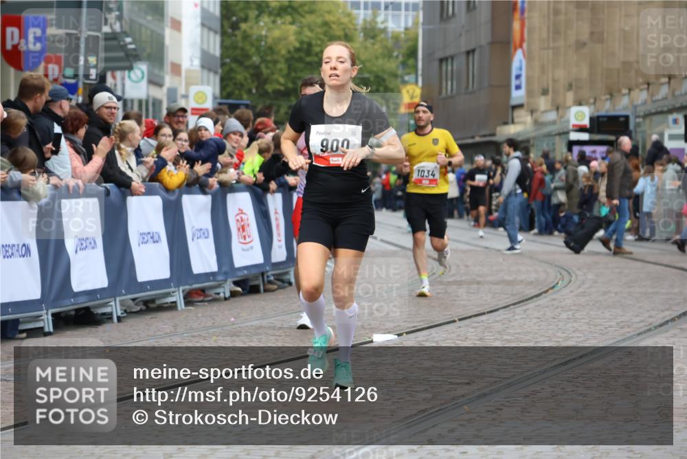 05.10.2025 - 20. swb-Marathon Bremen Strokosch-Dieckow http://msf.ph/oto/9254126 05.10.2025 12:52:08 Ziel 900, 1034, 1360, 5423, 9080 meine-sportfotos.de