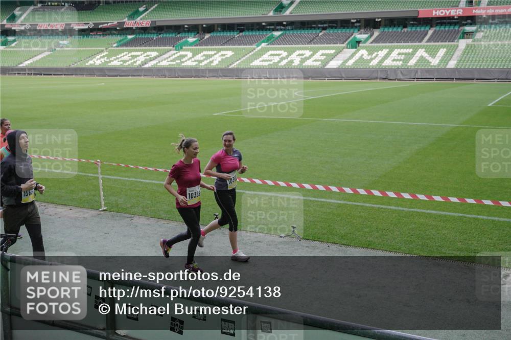 05.10.2025 - 20. swb-Marathon Bremen Michael Burmester http://msf.ph/oto/9254138 05.10.2025 10:42:37 Laufen im Stadion 7069, 8225, 8865, 9212, 9276, 9288, 9410, 9476, 9481, 9519, 9557, 9648, 9664, 9680, 9734, 9798, 9815, 9826, 9945, 9972, 9999, 10031, 10074, 10082, 10087, 10239, 10245, 10248, 10264, 10365, 10366, 10396, 10412, 10415, 10417, 10463, 10499, 10684, 10824, 10860, 10861, 10943, 11030, 11056, 11073, 11097, 11112, 11126, 11142, 11170, 11172, 11206, 11395, 11584, 11634, 8533, 9632, 9836, 9837, 9982, 10125, 10148, 10214, 10333, 10706, 10937, 10998 meine-sportfotos.de