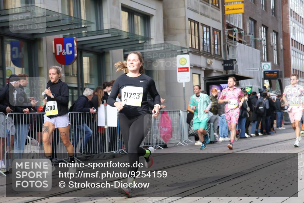 05.10.2025 - 20. swb-Marathon Bremen Strokosch-Dieckow http://msf.ph/oto/9254159 05.10.2025 10:56:12 Ziel 8118, 9266, 9424, 9547, 9783, 9790, 9886, 9932, 10005, 10008, 10028, 10042, 10059, 10179, 10191, 10196, 10387, 10424, 10546, 10590, 10644, 10648, 10683, 10971, 11100, 11253, 11260, 11475, 11571, 11662, 11691, 11723, 8118, 9266, 9424, 9547, 9783, 9790, 9886, 9932, 10005, 10008, 10028, 10042, 10059, 10179, 10191, 10196, 10387, 10424, 10546, 10590, 10644, 10648, 10683, 10971, 11100, 11253, 11260, 11475, 11571, 11662, 11691 meine-sportfotos.de