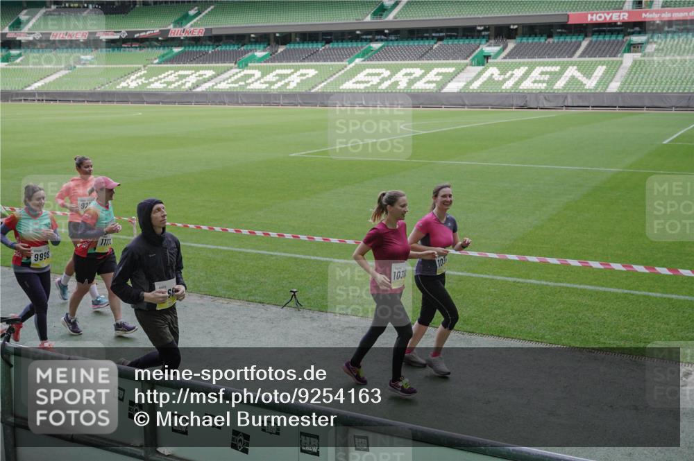 05.10.2025 - 20. swb-Marathon Bremen Michael Burmester http://msf.ph/oto/9254163 05.10.2025 10:42:38 Laufen im Stadion 7069, 8225, 8865, 9212, 9276, 9288, 9410, 9476, 9481, 9519, 9557, 9648, 9664, 9680, 9726, 9734, 9760, 9798, 9806, 9815, 9826, 9945, 9972, 9999, 10031, 10074, 10082, 10087, 10239, 10245, 10248, 10264, 10365, 10366, 10396, 10412, 10415, 10417, 10463, 10499, 10684, 10824, 10860, 10861, 10943, 11030, 11073, 11112, 11126, 11142, 11170, 11172, 11206, 11395, 11584, 11634, 8533, 9632, 9836, 9837, 9982, 10125, 10148, 10214, 10333, 10706, 10937, 10998 meine-sportfotos.de