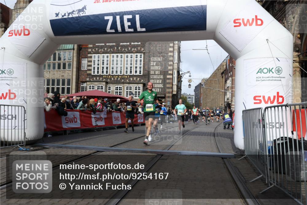 05.10.2025 - 20. swb-Marathon Bremen Yannick Fuchs http://msf.ph/oto/9254167 05.10.2025 10:54:50 Ziel 9282, 9295, 9591, 9754, 10007, 10174, 11321, 11694 meine-sportfotos.de