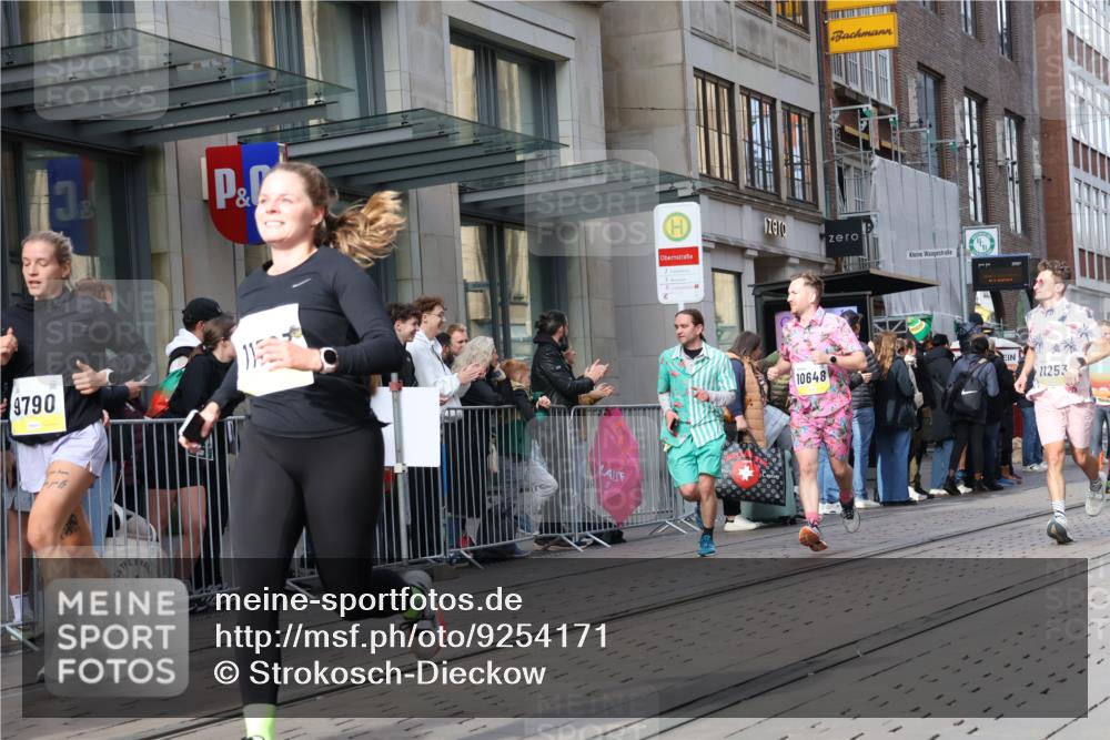 05.10.2025 - 20. swb-Marathon Bremen Strokosch-Dieckow http://msf.ph/oto/9254171 05.10.2025 10:56:13 Ziel 8118, 9266, 9424, 9547, 9783, 9790, 9886, 9932, 10005, 10008, 10028, 10042, 10059, 10179, 10191, 10387, 10424, 10546, 10590, 10644, 10648, 10683, 10971, 11100, 11253, 11260, 11475, 11571, 11662, 11691, 11723, 8118, 9266, 9424, 9547, 9783, 9790, 9886, 9932, 10005, 10008, 10028, 10042, 10059, 10179, 10191, 10387, 10424, 10546, 10590, 10644, 10648, 10683, 10971, 11100, 11253, 11260, 11475, 11571, 11662, 11691 meine-sportfotos.de