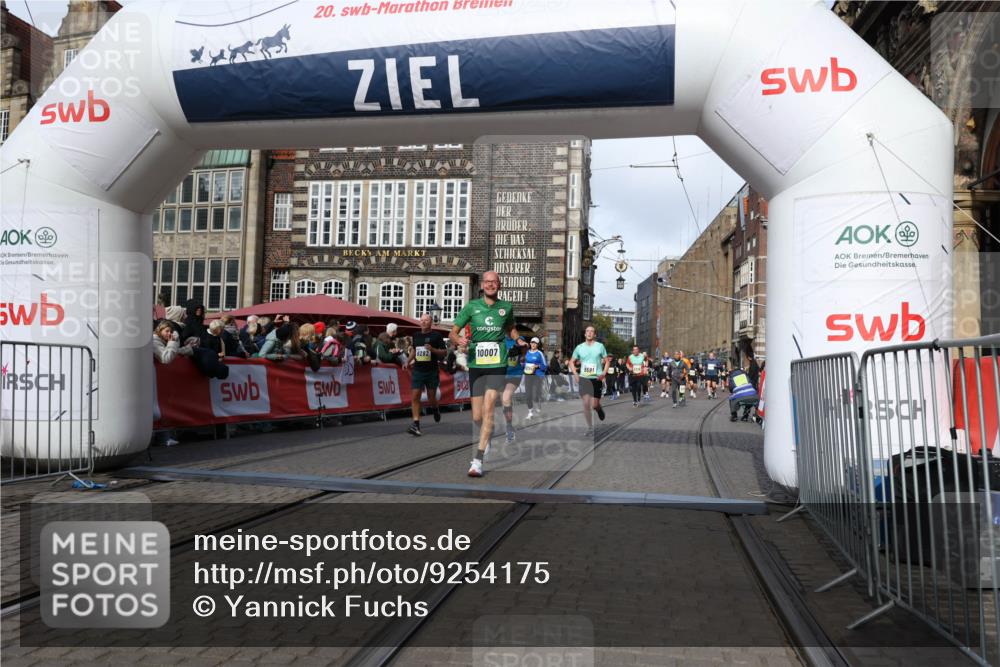 05.10.2025 - 20. swb-Marathon Bremen Yannick Fuchs http://msf.ph/oto/9254175 05.10.2025 10:54:50 Ziel 9282, 9295, 9591, 9754, 10007, 10174, 11321, 11694 meine-sportfotos.de