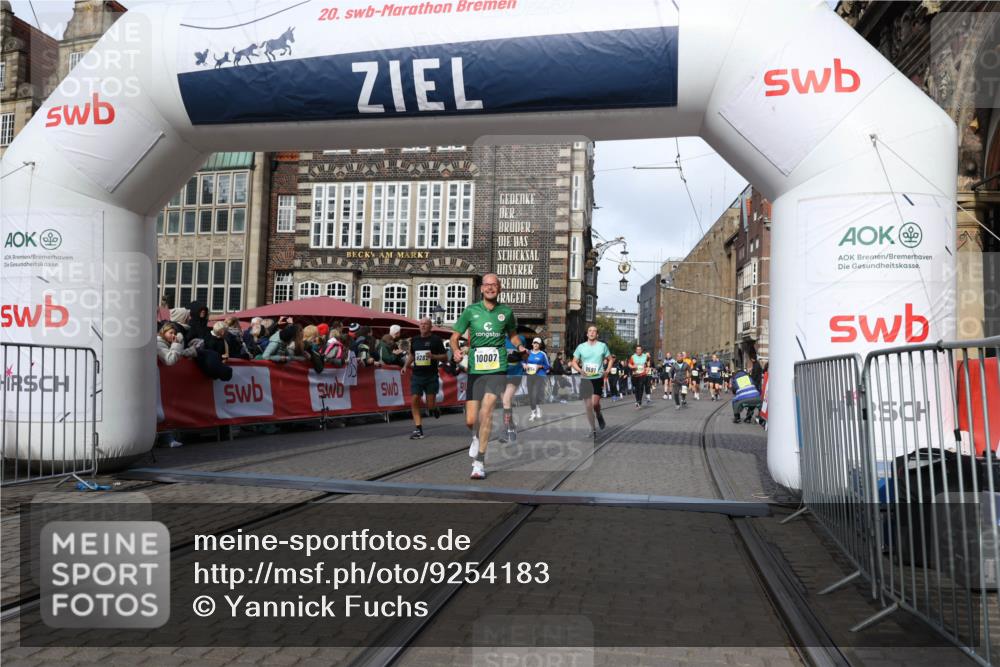05.10.2025 - 20. swb-Marathon Bremen Yannick Fuchs http://msf.ph/oto/9254183 05.10.2025 10:54:50 Ziel 9282, 9295, 9591, 9754, 10007, 10174, 11321, 11694 meine-sportfotos.de