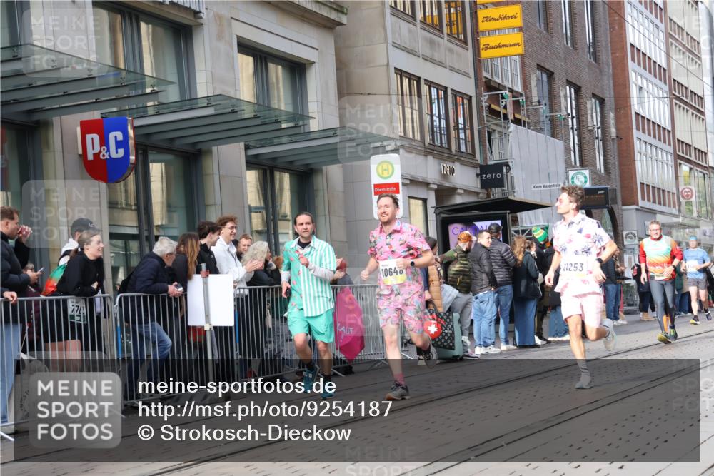 05.10.2025 - 20. swb-Marathon Bremen Strokosch-Dieckow http://msf.ph/oto/9254187 05.10.2025 10:56:13 Ziel 8118, 9266, 9424, 9547, 9783, 9790, 9886, 9932, 10005, 10008, 10028, 10042, 10059, 10179, 10191, 10387, 10424, 10546, 10590, 10644, 10648, 10683, 10971, 11100, 11253, 11260, 11475, 11571, 11662, 11691, 11723, 8118, 9266, 9424, 9547, 9783, 9790, 9886, 9932, 10005, 10008, 10028, 10042, 10059, 10179, 10191, 10387, 10424, 10546, 10590, 10644, 10648, 10683, 10971, 11100, 11253, 11260, 11475, 11571, 11662, 11691 meine-sportfotos.de
