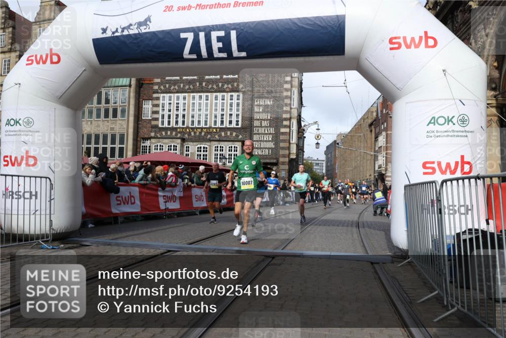 05.10.2025 - 20. swb-Marathon Bremen Yannick Fuchs http://msf.ph/oto/9254193 05.10.2025 10:54:50 Ziel 9282, 9295, 9591, 9754, 10007, 10174, 11321, 11694 meine-sportfotos.de
