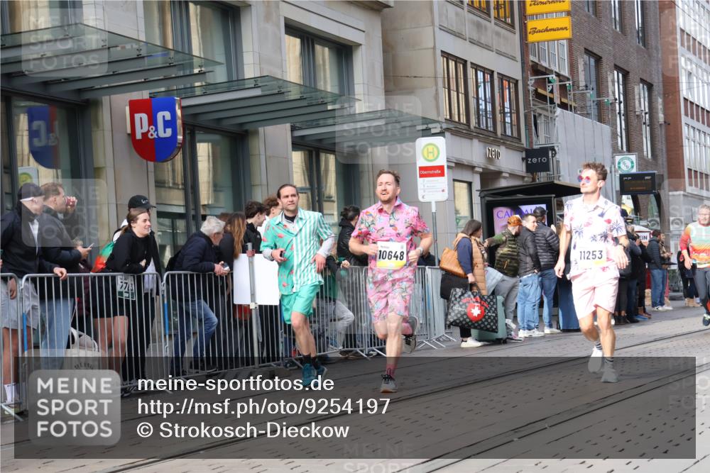 05.10.2025 - 20. swb-Marathon Bremen Strokosch-Dieckow http://msf.ph/oto/9254197 05.10.2025 10:56:14 Ziel 8118, 9266, 9424, 9547, 9783, 9790, 9886, 9932, 10005, 10008, 10028, 10042, 10059, 10179, 10191, 10387, 10424, 10546, 10590, 10644, 10648, 10683, 10971, 11100, 11253, 11260, 11426, 11475, 11571, 11662, 11691, 11723, 11734, 8118, 9266, 9424, 9547, 9783, 9790, 9886, 9932, 10005, 10008, 10028, 10042, 10059, 10179, 10191, 10387, 10424, 10546, 10590, 10644, 10648, 10683, 10971, 11100, 11253, 11260, 11426, 11475, 11571, 11662, 11691, 11734 meine-sportfotos.de