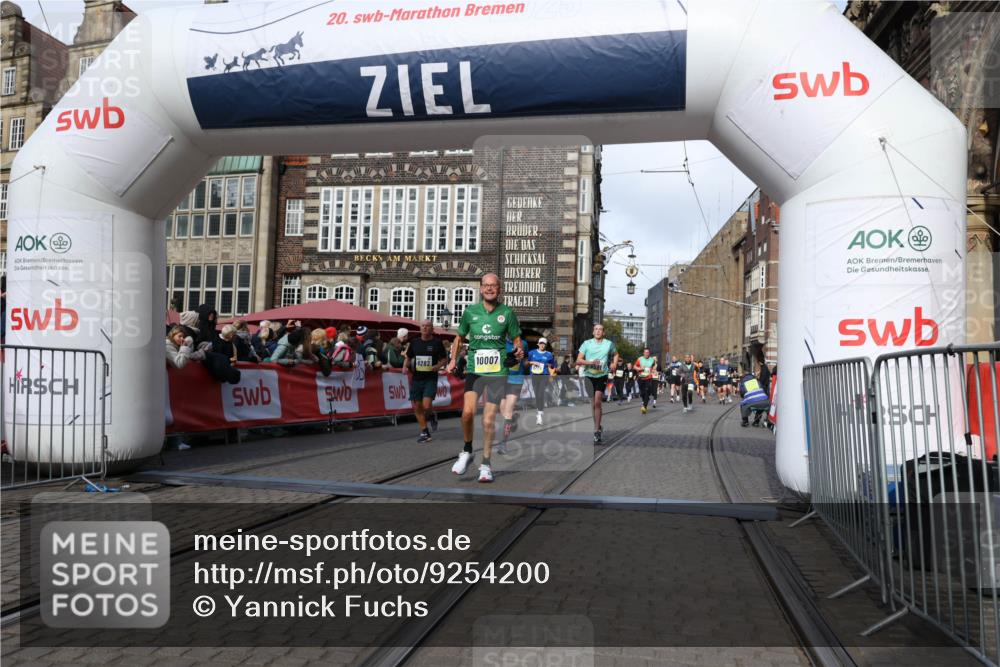 05.10.2025 - 20. swb-Marathon Bremen Yannick Fuchs http://msf.ph/oto/9254200 05.10.2025 10:54:50 Ziel 9282, 9295, 9591, 9754, 10007, 10174, 11321, 11694 meine-sportfotos.de