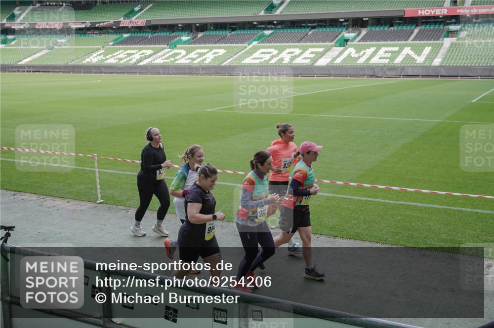 05.10.2025 - 20. swb-Marathon Bremen Michael Burmester http://msf.ph/oto/9254206 05.10.2025 10:42:40 Laufen im Stadion 8225, 8865, 9185, 9212, 9276, 9288, 9410, 9476, 9481, 9519, 9557, 9648, 9664, 9680, 9726, 9734, 9736, 9760, 9798, 9806, 9815, 9826, 9945, 9972, 9999, 10031, 10074, 10082, 10087, 10239, 10245, 10248, 10264, 10365, 10366, 10396, 10412, 10415, 10417, 10463, 10499, 10684, 10824, 10860, 10861, 10943, 11030, 11073, 11112, 11126, 11142, 11170, 11172, 11206, 11395, 11584, 11634, 8533, 9632, 9836, 9837, 9982, 10125, 10148, 10214, 10333, 10706, 10937, 10998 meine-sportfotos.de