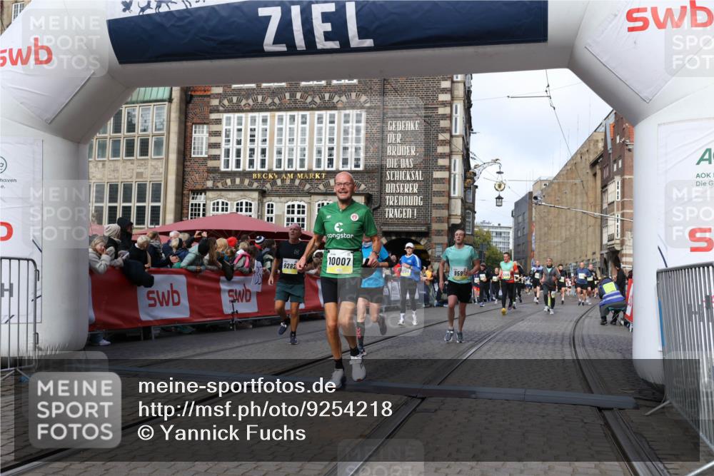 05.10.2025 - 20. swb-Marathon Bremen Yannick Fuchs http://msf.ph/oto/9254218 05.10.2025 10:54:50 Ziel 9282, 9295, 9591, 9754, 10007, 10174, 11321, 11694 meine-sportfotos.de