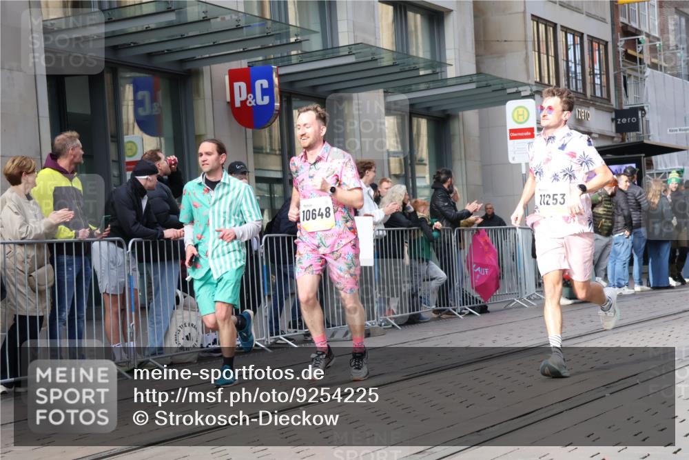05.10.2025 - 20. swb-Marathon Bremen Strokosch-Dieckow http://msf.ph/oto/9254225 05.10.2025 10:56:15 Ziel 8118, 9188, 9266, 9424, 9547, 9783, 9790, 9886, 9932, 10005, 10008, 10028, 10042, 10059, 10179, 10387, 10546, 10590, 10644, 10648, 10683, 10845, 10971, 11100, 11253, 11260, 11426, 11475, 11571, 11662, 11691, 11723, 11734, 8118, 9188, 9266, 9424, 9547, 9783, 9790, 9886, 9932, 10005, 10008, 10028, 10042, 10059, 10179, 10387, 10546, 10590, 10644, 10648, 10683, 10845, 10971, 11100, 11253, 11260, 11426, 11475, 11571, 11662, 11691, 11734 meine-sportfotos.de