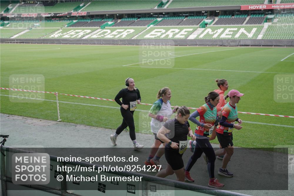 05.10.2025 - 20. swb-Marathon Bremen Michael Burmester http://msf.ph/oto/9254227 05.10.2025 10:42:40 Laufen im Stadion 8225, 8865, 9185, 9212, 9276, 9288, 9410, 9476, 9481, 9519, 9557, 9648, 9664, 9680, 9726, 9734, 9736, 9760, 9798, 9806, 9815, 9826, 9945, 9972, 9999, 10031, 10074, 10082, 10087, 10239, 10245, 10248, 10264, 10365, 10366, 10396, 10412, 10415, 10417, 10463, 10499, 10684, 10824, 10860, 10861, 10943, 11030, 11073, 11112, 11126, 11142, 11170, 11172, 11206, 11395, 11584, 11634, 8533, 9632, 9836, 9837, 9982, 10125, 10148, 10214, 10333, 10706, 10937, 10998 meine-sportfotos.de