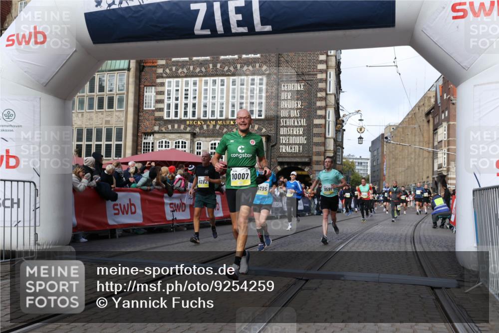05.10.2025 - 20. swb-Marathon Bremen Yannick Fuchs http://msf.ph/oto/9254259 05.10.2025 10:54:50 Ziel 9282, 9295, 9591, 9754, 10007, 10174, 11321, 11694 meine-sportfotos.de