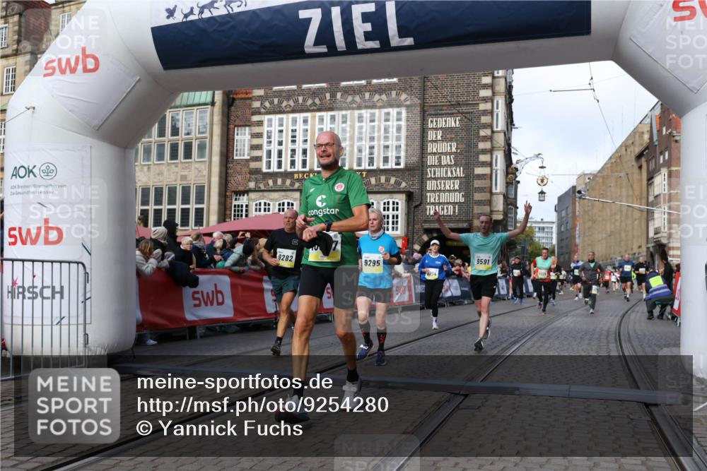 05.10.2025 - 20. swb-Marathon Bremen Yannick Fuchs http://msf.ph/oto/9254280 05.10.2025 10:54:51 Ziel 8326, 9282, 9295, 9591, 9754, 9776, 10007, 10174, 11321, 11694 meine-sportfotos.de