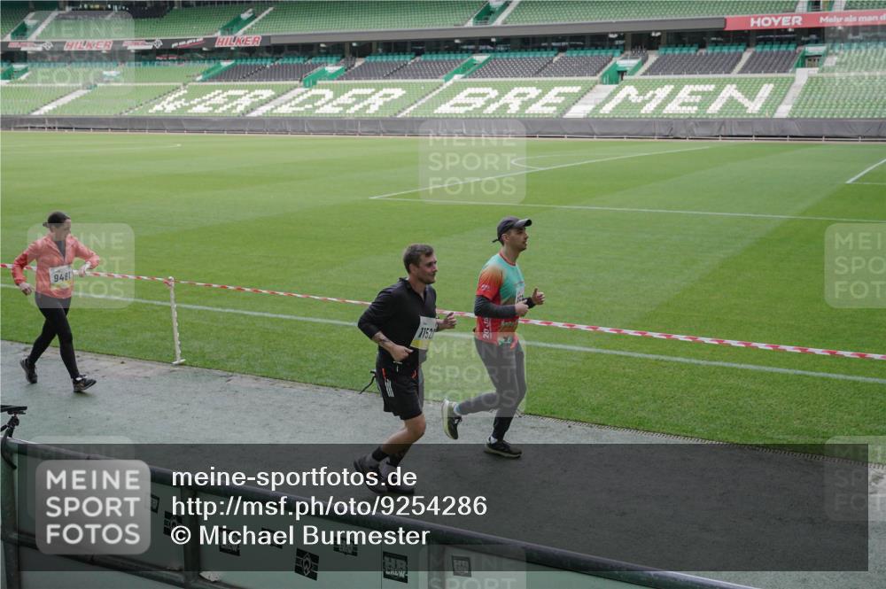 05.10.2025 - 20. swb-Marathon Bremen Michael Burmester http://msf.ph/oto/9254286 05.10.2025 10:42:43 Laufen im Stadion 8225, 8865, 9185, 9212, 9276, 9288, 9410, 9476, 9481, 9519, 9557, 9648, 9664, 9680, 9726, 9734, 9736, 9760, 9798, 9806, 9815, 9822, 9823, 9826, 9861, 9945, 9972, 9999, 10031, 10074, 10082, 10087, 10146, 10239, 10245, 10264, 10365, 10366, 10396, 10412, 10415, 10417, 10463, 10684, 10824, 10860, 10861, 10943, 11030, 11073, 11083, 11112, 11126, 11142, 11170, 11172, 11206, 11215, 11395, 11584, 11634, 9632, 9836, 9837, 10125, 10214, 10333, 10706, 10937, 10998 meine-sportfotos.de