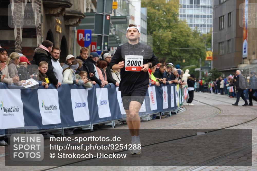 05.10.2025 - 20. swb-Marathon Bremen Strokosch-Dieckow http://msf.ph/oto/9254288 05.10.2025 12:52:25 Ziel 1000, 2000 meine-sportfotos.de