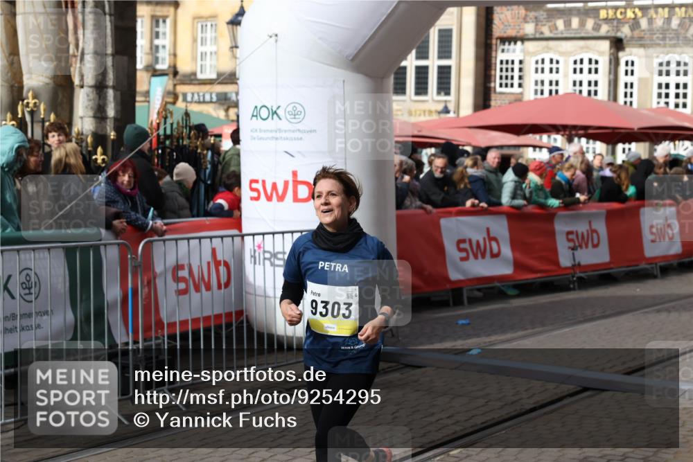 05.10.2025 - 20. swb-Marathon Bremen Yannick Fuchs http://msf.ph/oto/9254295 05.10.2025 11:14:59 Ziel 9303, 10602, 11448, 11557 meine-sportfotos.de