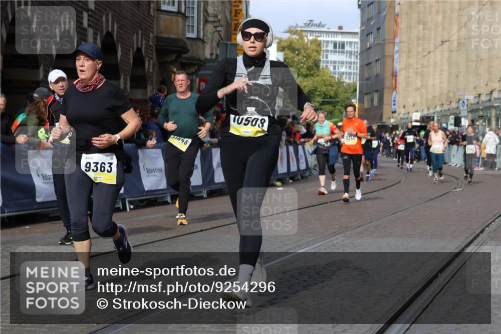 05.10.2025 - 20. swb-Marathon Bremen Strokosch-Dieckow http://msf.ph/oto/9254296 05.10.2025 11:02:11 Ziel 9363, 10130, 10508, 11014, 11340, 11454, 11646 meine-sportfotos.de