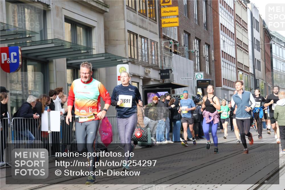 05.10.2025 - 20. swb-Marathon Bremen Strokosch-Dieckow http://msf.ph/oto/9254297 05.10.2025 10:56:19 Ziel 8118, 9188, 9266, 9547, 9790, 9886, 9932, 10005, 10008, 10042, 10059, 10145, 10179, 10387, 10546, 10644, 10648, 10683, 10845, 10971, 11100, 11253, 11260, 11426, 11475, 11571, 11675, 11691, 11734, 8118, 9188, 9266, 9547, 9790, 9886, 9932, 10005, 10008, 10042, 10059, 10145, 10179, 10387, 10546, 10644, 10648, 10683, 10845, 10971, 11100, 11253, 11260, 11426, 11475, 11571, 11675, 11691, 11734 meine-sportfotos.de