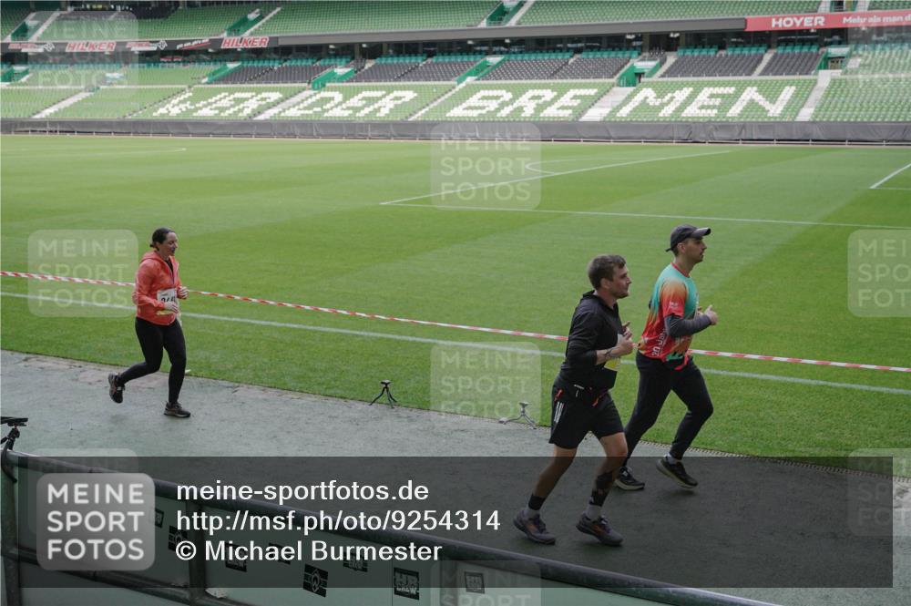 05.10.2025 - 20. swb-Marathon Bremen Michael Burmester http://msf.ph/oto/9254314 05.10.2025 10:42:43 Laufen im Stadion 8225, 8865, 9185, 9212, 9276, 9288, 9410, 9476, 9481, 9519, 9557, 9648, 9664, 9680, 9726, 9734, 9736, 9760, 9798, 9806, 9815, 9822, 9823, 9826, 9861, 9945, 9972, 9999, 10031, 10074, 10082, 10087, 10146, 10239, 10245, 10264, 10365, 10366, 10396, 10412, 10415, 10417, 10463, 10684, 10824, 10860, 10861, 10943, 11030, 11073, 11083, 11112, 11126, 11142, 11170, 11172, 11206, 11215, 11395, 11584, 11634, 9632, 9836, 9837, 10125, 10214, 10333, 10706, 10937, 10998 meine-sportfotos.de