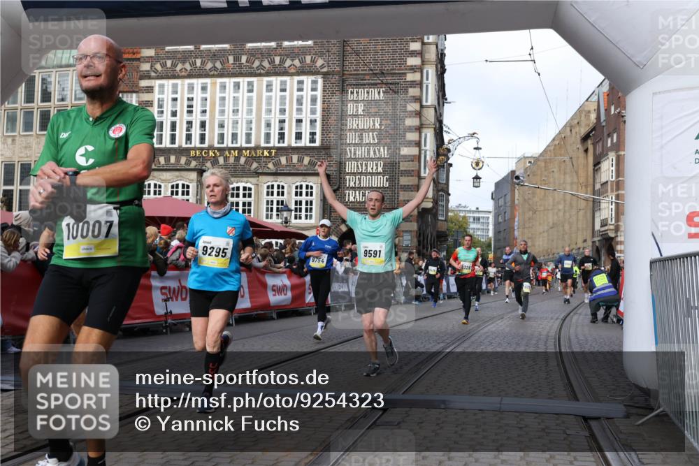 05.10.2025 - 20. swb-Marathon Bremen Yannick Fuchs http://msf.ph/oto/9254323 05.10.2025 10:54:51 Ziel 8326, 9282, 9295, 9591, 9754, 9776, 10007, 10174, 11321, 11694 meine-sportfotos.de