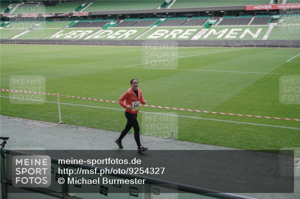 05.10.2025 - 20. swb-Marathon Bremen Michael Burmester http://msf.ph/oto/9254327 05.10.2025 10:42:44 Laufen im Stadion 8225, 8865, 9185, 9212, 9276, 9288, 9410, 9476, 9481, 9519, 9557, 9648, 9664, 9680, 9726, 9734, 9736, 9760, 9798, 9806, 9815, 9822, 9823, 9826, 9861, 9945, 9972, 9999, 10031, 10074, 10082, 10087, 10146, 10239, 10245, 10264, 10365, 10366, 10396, 10412, 10415, 10417, 10463, 10684, 10824, 10860, 10861, 10943, 11030, 11073, 11083, 11112, 11126, 11142, 11170, 11172, 11206, 11215, 11240, 11395, 11584, 11634, 9632, 9836, 9837, 10214, 10333, 10706, 10937, 10998 meine-sportfotos.de